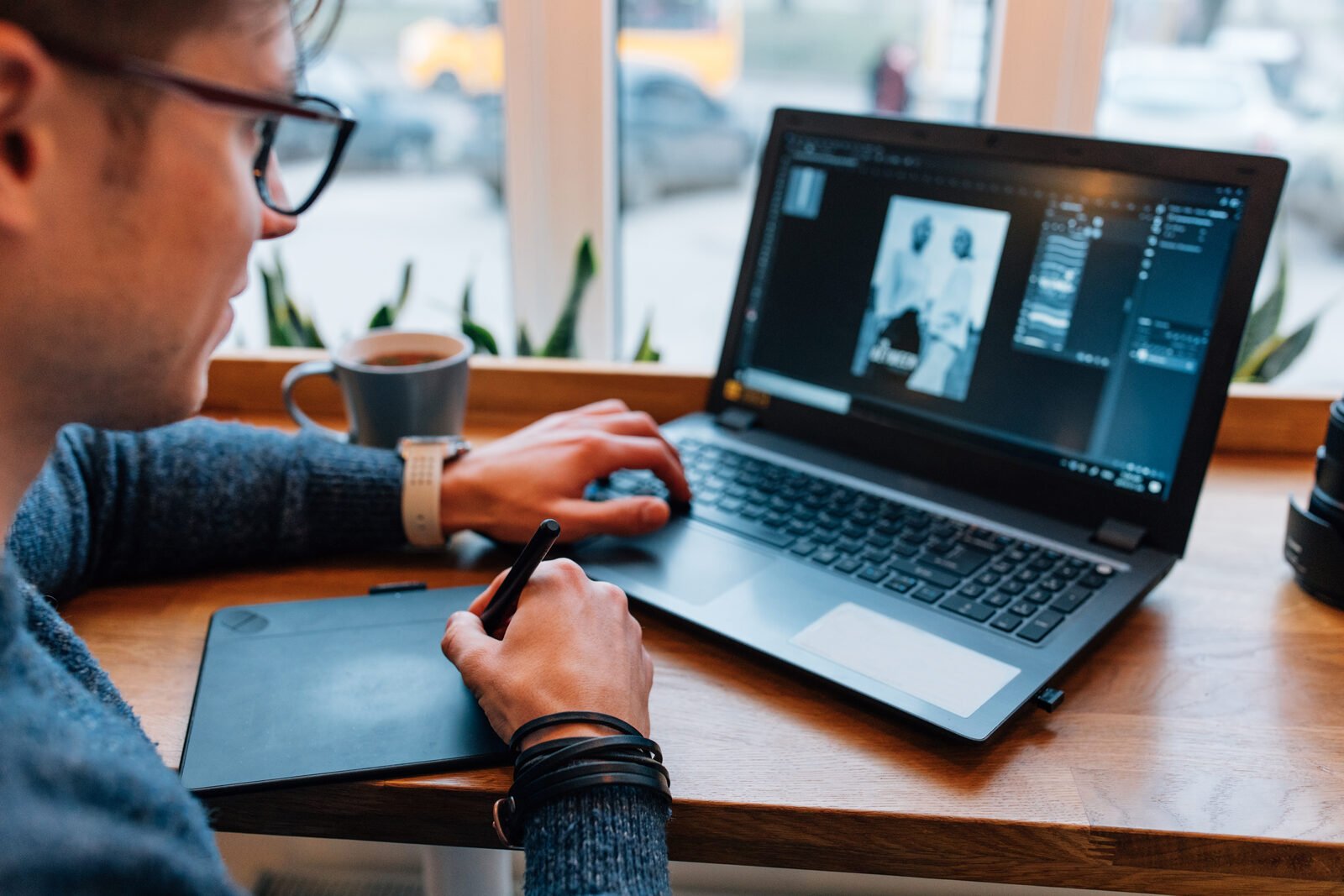 Retouche photo réalisée sur ordinateur avec tablette graphique